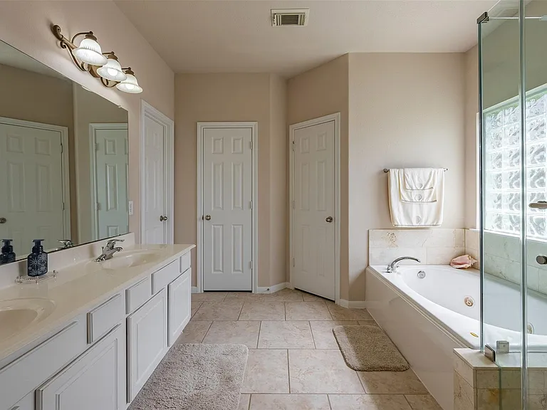 13815 Normandy Ct — Photo 17