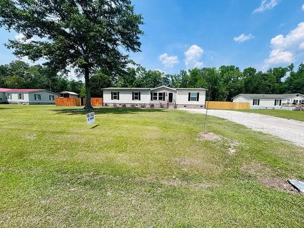 490 Meadow Ln, Burgaw, NC 28425