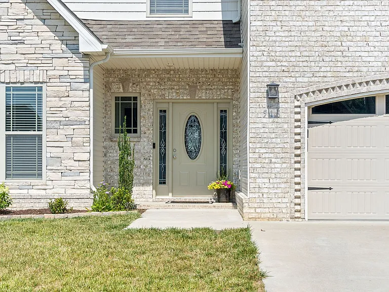 516 Bowden Dr — Photo 2