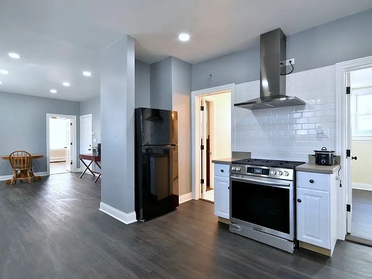 Oak Ave — Photo 3