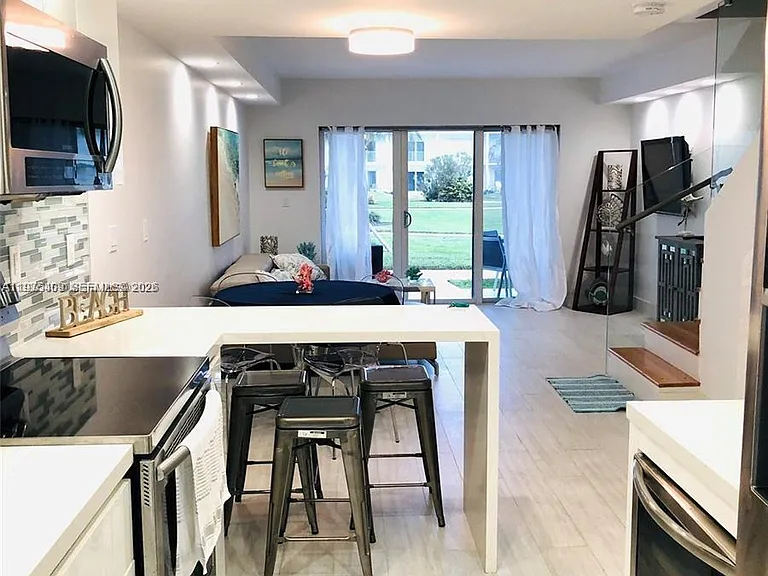 881 Ocean Dr — Photo 23