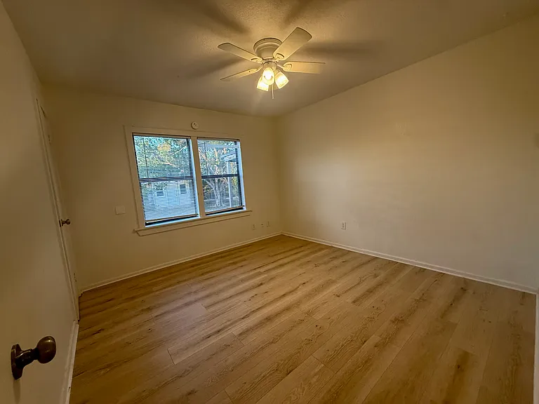 620 W Avenue B — Photo 37