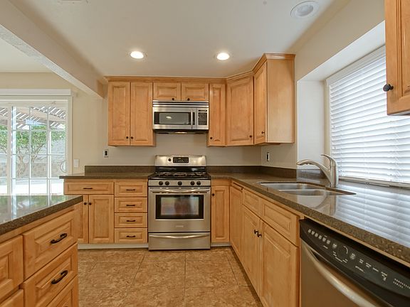 Stainless Appl & Granite 