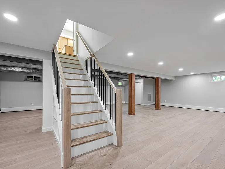 439 Summit St — Photo 29