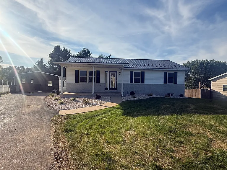 1635 Hawthorne Ln — Photo 1