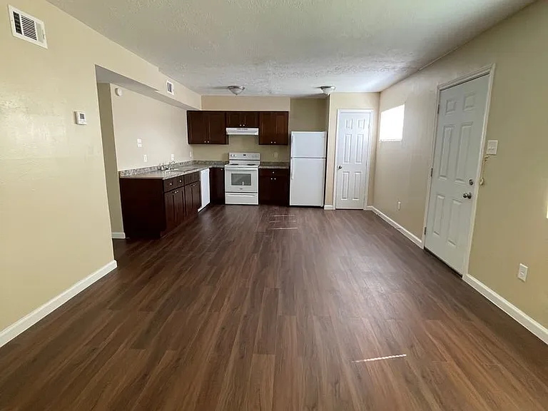 Main Plaza Apartments — Photo 8