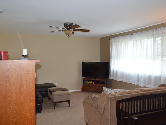 3rd image of 629 Huston St S