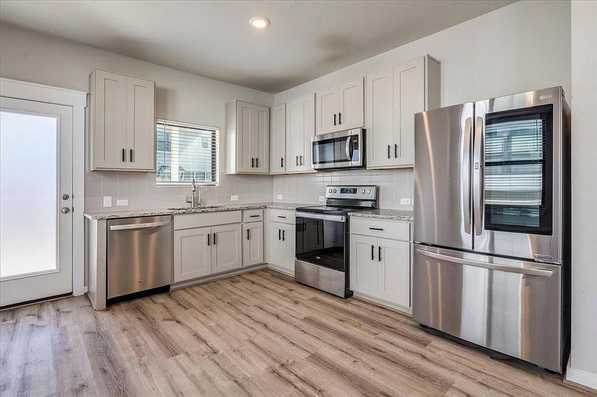 4 bed, 2.5 bath, 2108 sqft, $1,950 — Photo 3