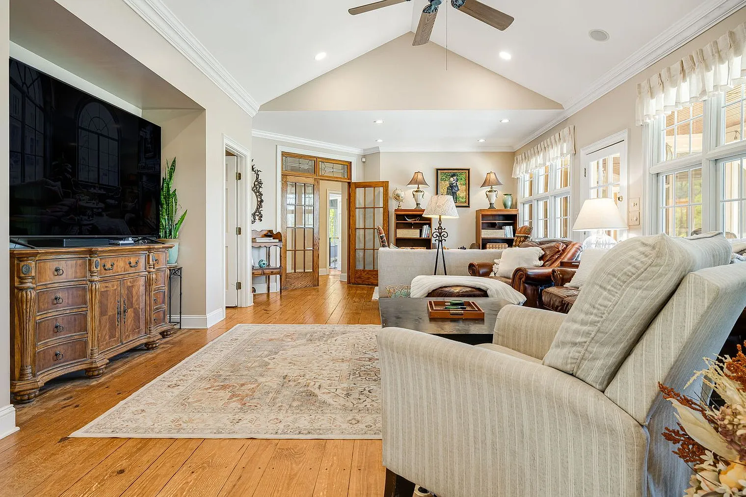 4 bed, 3.0 bath, 3100 sqft, $9,461 — Photo 3