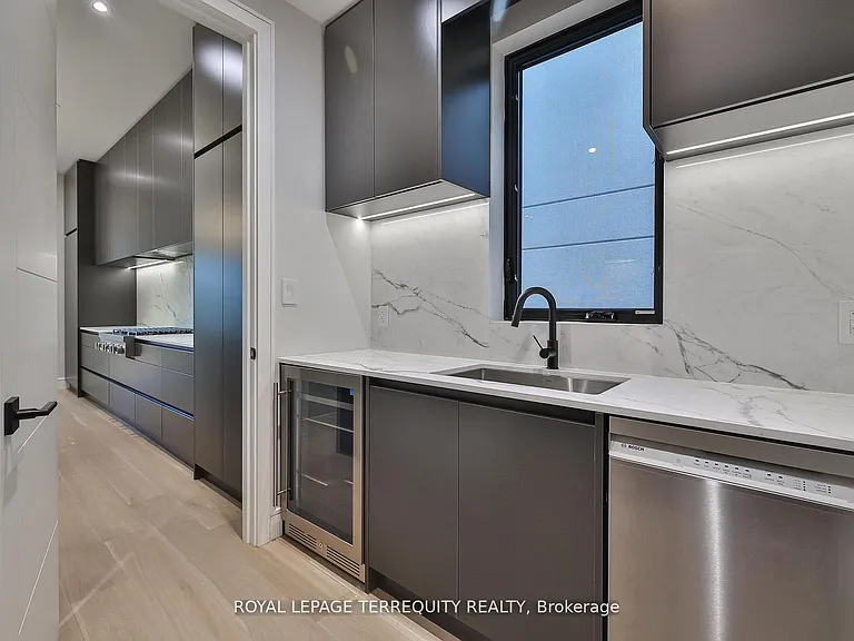 741 Woburn Ave — Photo 17