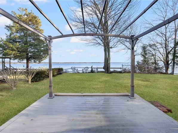 217 Namquid Dr, Warwick, RI 02888