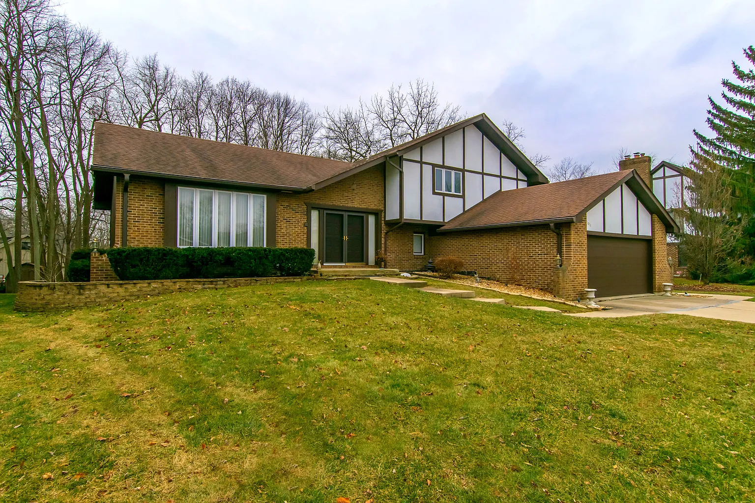 1011 Windsor Dr photo 1