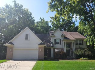 7565 Greenway Ln, West Bloomfield, MI 48324