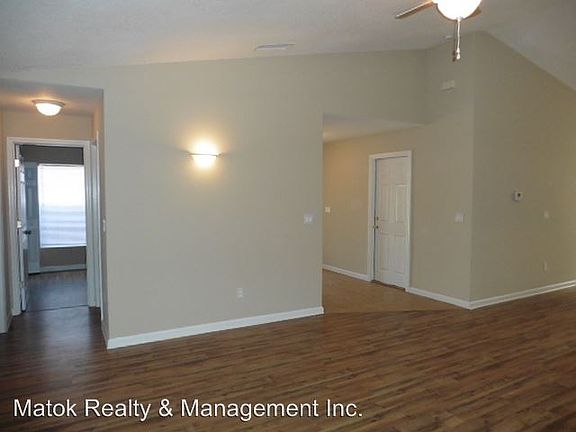 4th image of 4 Eton Ln #A