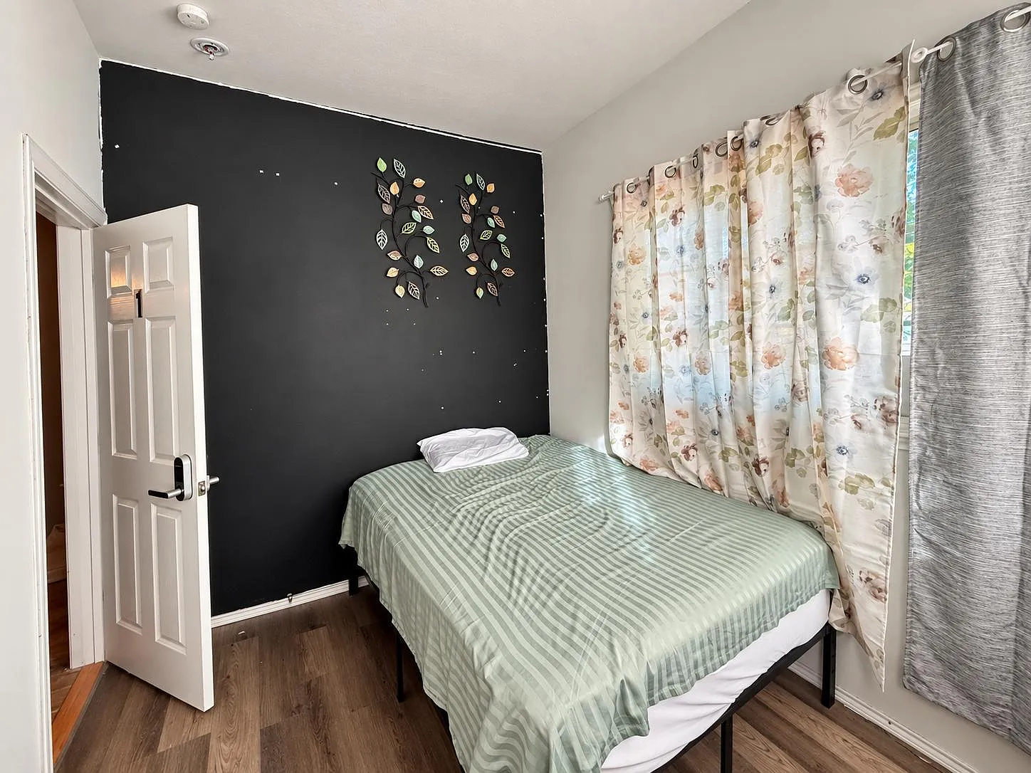 3 bed, 2.0 bath, 1834 sqft, $979 — Photo 1