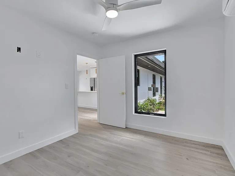 1361 SE 4th St #3 — Photo 16