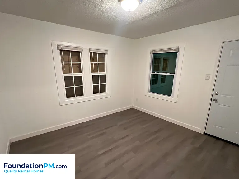 2773 Waverly Ave — Photo 6