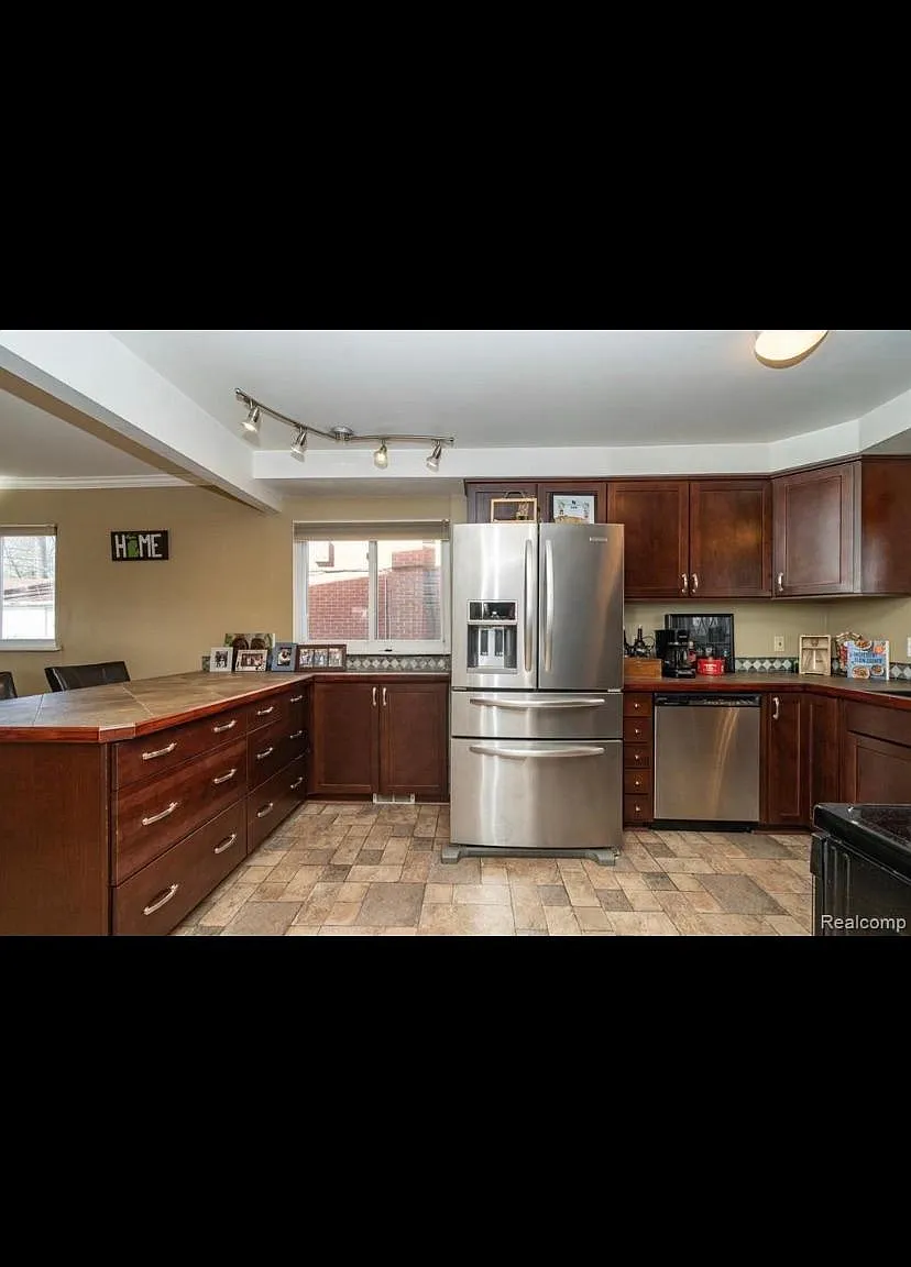 4 bed, 2.5 bath, 1900 sqft, $2,500 — Photo 2