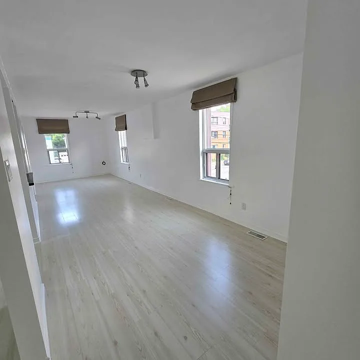 610 Concession St #1