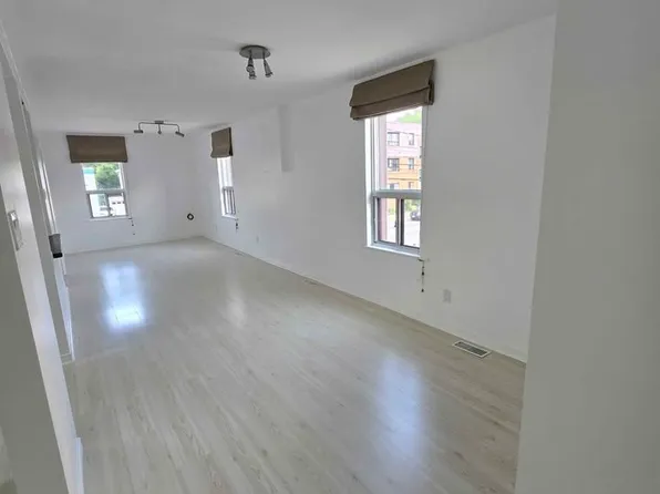 610 Concession St #1, Hamilton, ON L8V 1B3