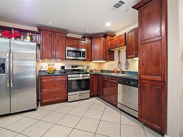 3 bed, 2.0 bath, 2167 sqft, $1,900 — Photo 4