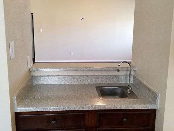 Wet bar between living room & kitchen