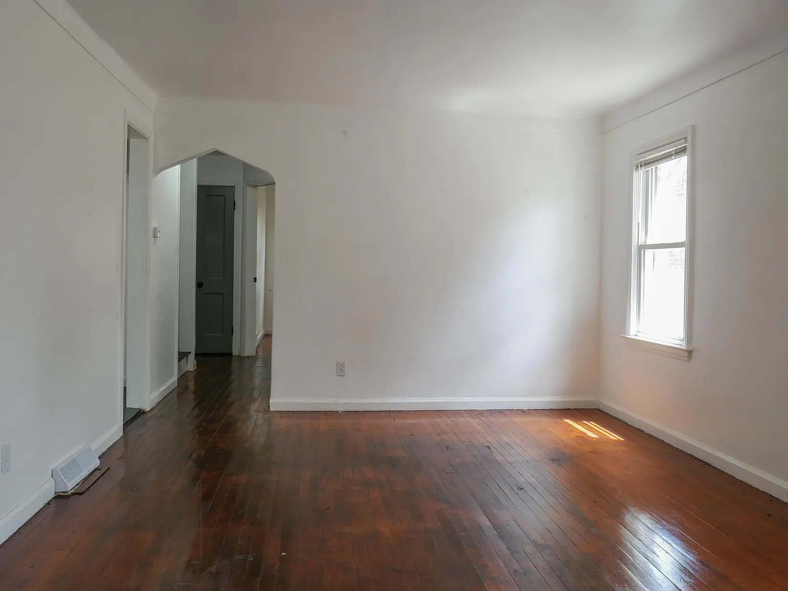 3 bed, 1.0 bath, 1140 sqft, $1,350 — Photo 3