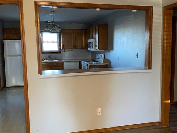 4th image of 851A Country Manor St