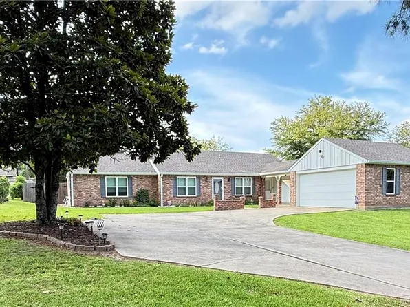 607 Holly Moore Dr, Pineville, LA 71360