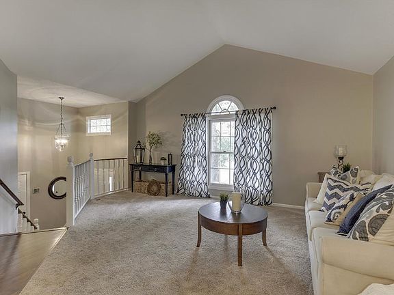 4th image of 8766 Hawthorne Dr