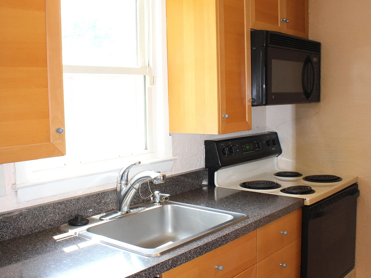 2 bed, 1.5 bath, 990 sqft, $1,900 — Photo 4