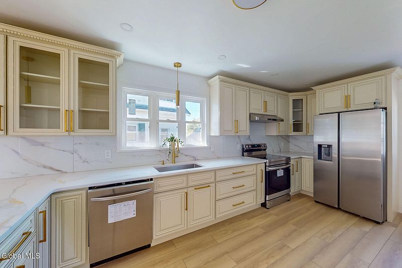 3rd image of 450 Eleanor Street