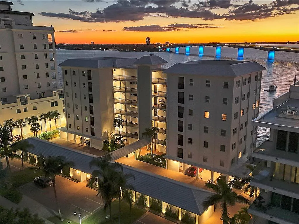2 bed, 2.0 bath, 1396 sqft, $4,500 — Photo 2