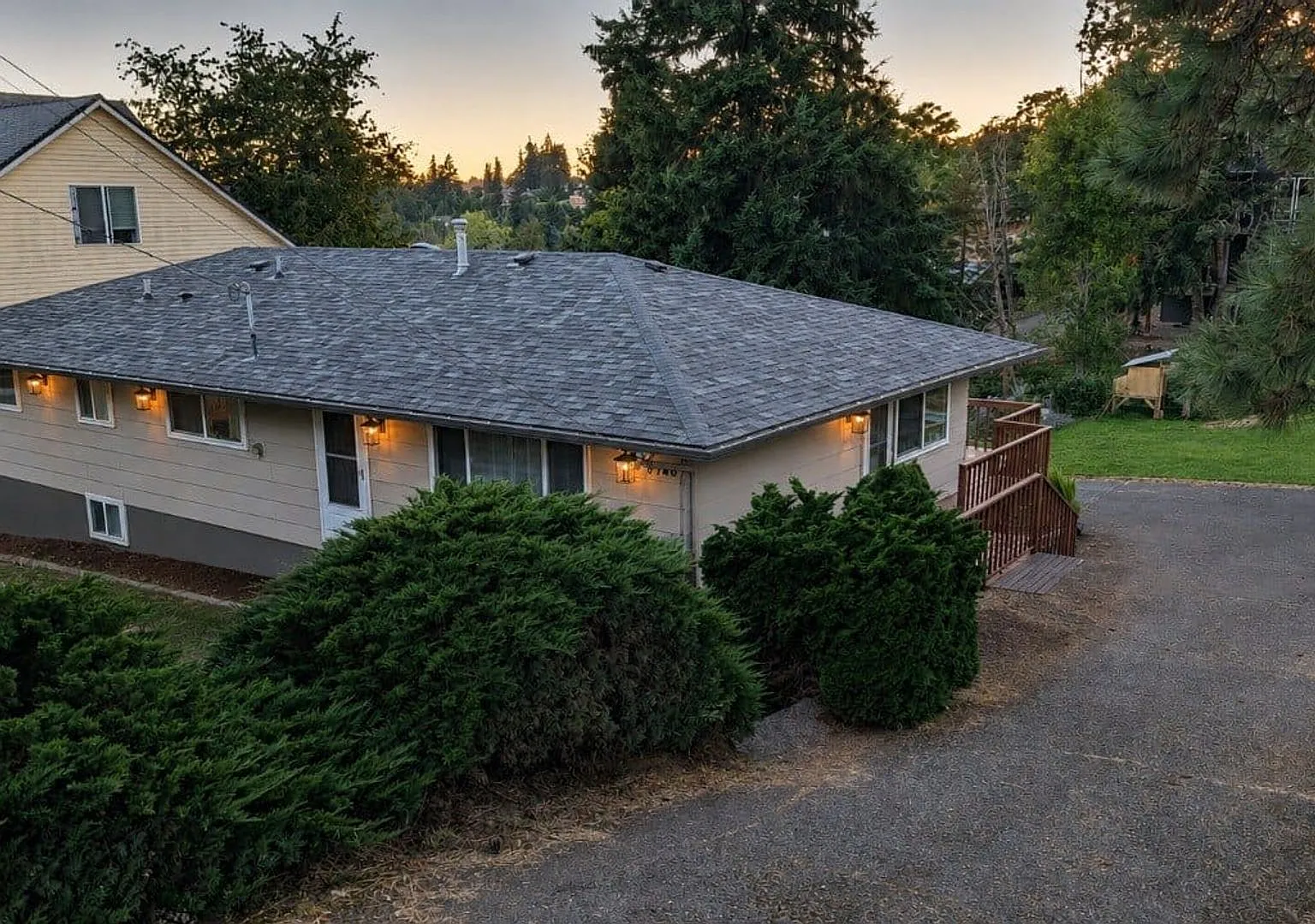 Beautiful 6 Bedroom Home in West Linn's Sunset Neighborhood with Huge Daylight Basement, Large Pr... — Photo 2