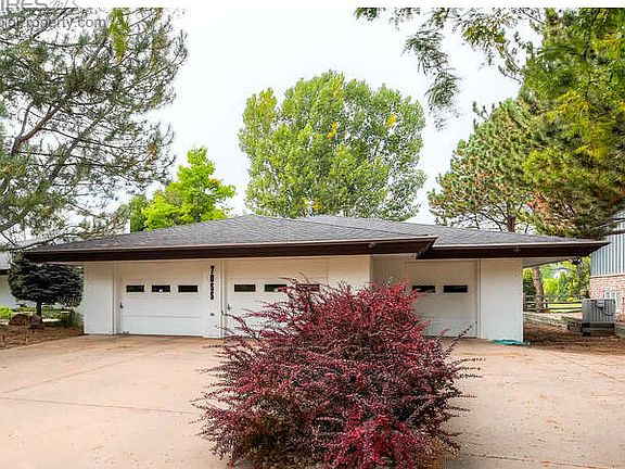 Large Center Island w/ Slab Granite Counters