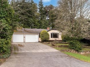 3984 Hollydene Pl, Saanich, BC V8N 3Z7