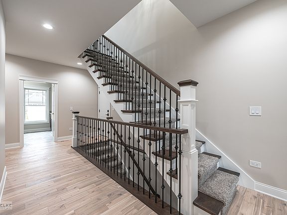 5th image of 8775 Doe Ct