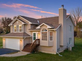 913 Candlewick Dr NE, Poplar Grove, IL 61065