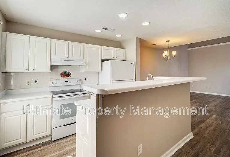 741 Sunseeker Dr — Photo 2