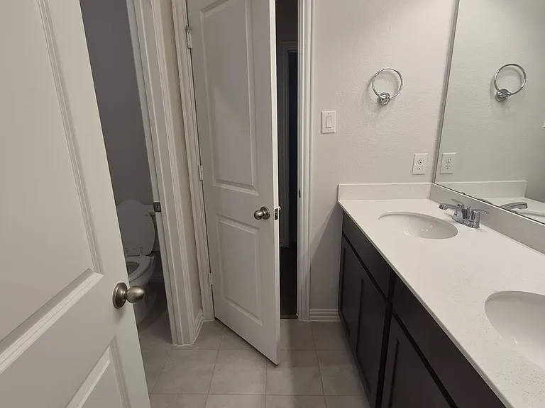 3041 Hollybrook Ln — Photo 5