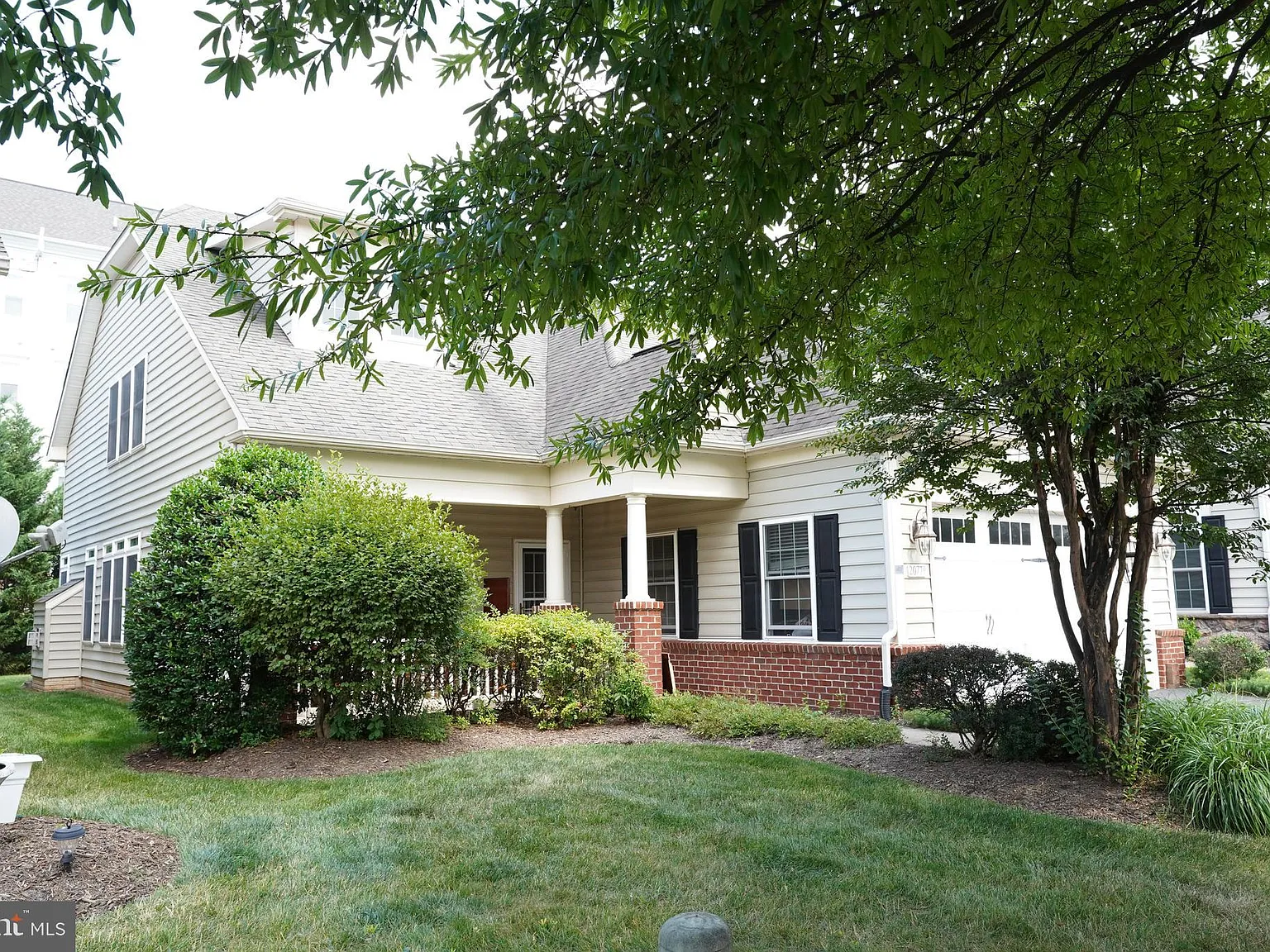 3 bed, 2593 sqft, $4,000 — Photo 2