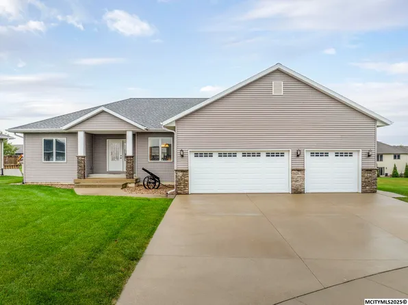 1424 Amber Ct, Mason City, IA 50401