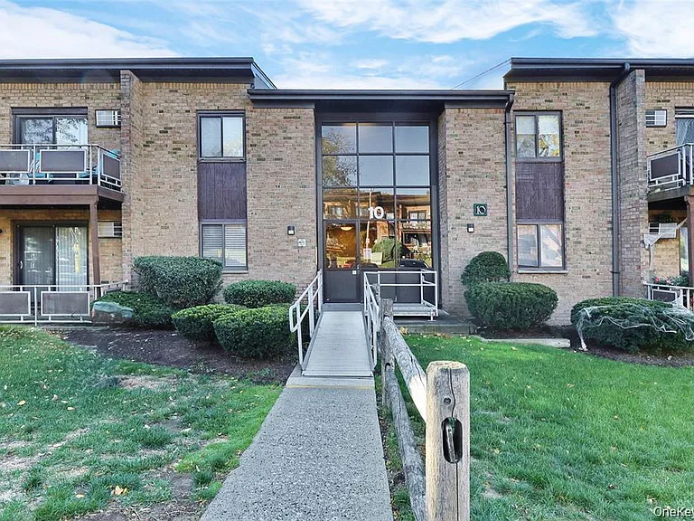 10 Brevoort Dr #1A — Photo 2