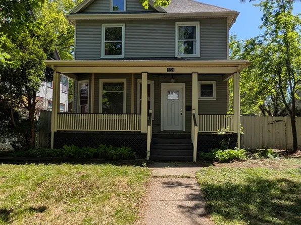 2221 Iowa St, Davenport, IA 52803