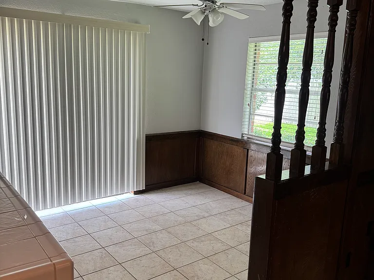 2421 Maxwell Ln — Photo 6