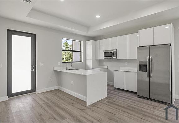 3rd image of 934 Binkley St E