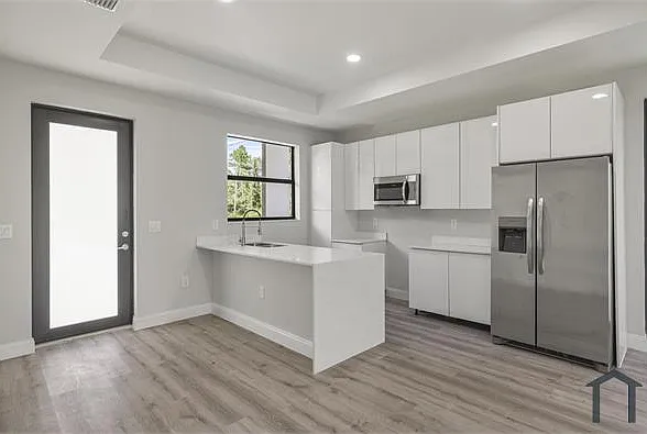 934 Binkley St E — Photo 3