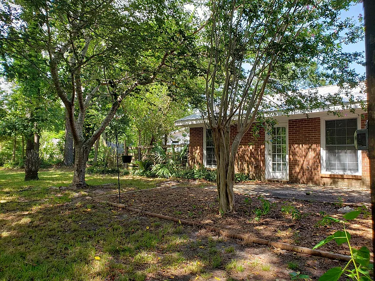 305 Sussex Ct — Photo 3