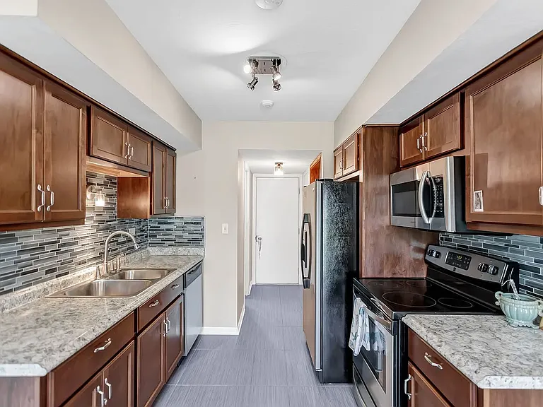 841 Dighton Ln — Photo 8