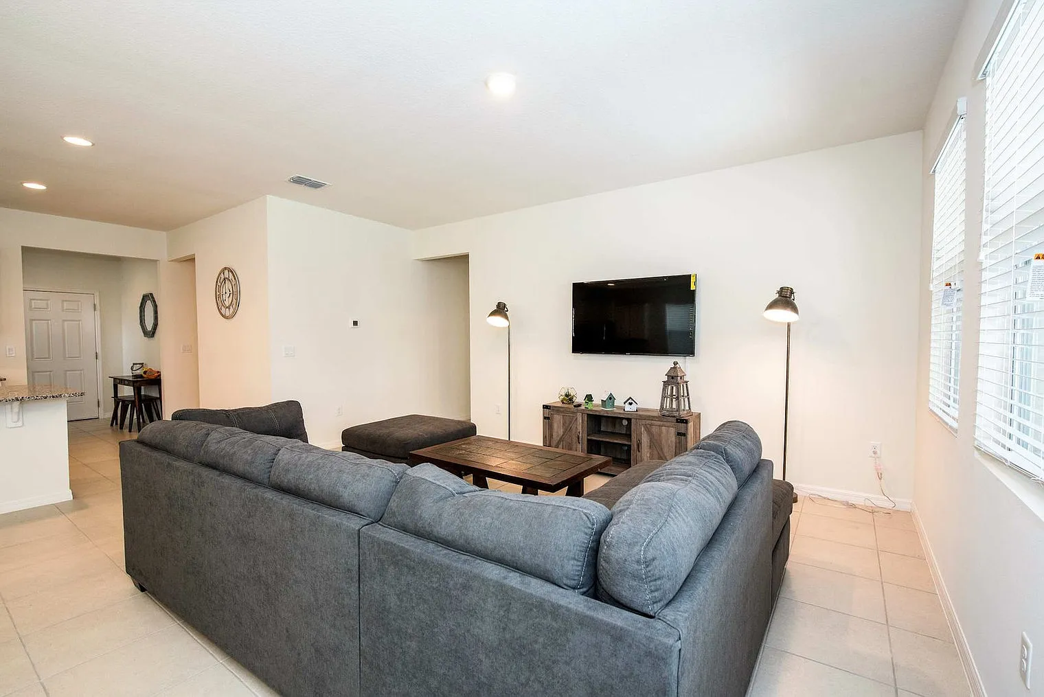 5 bed, 4.0 bath, 2820 sqft, $2,525 — Photo 3